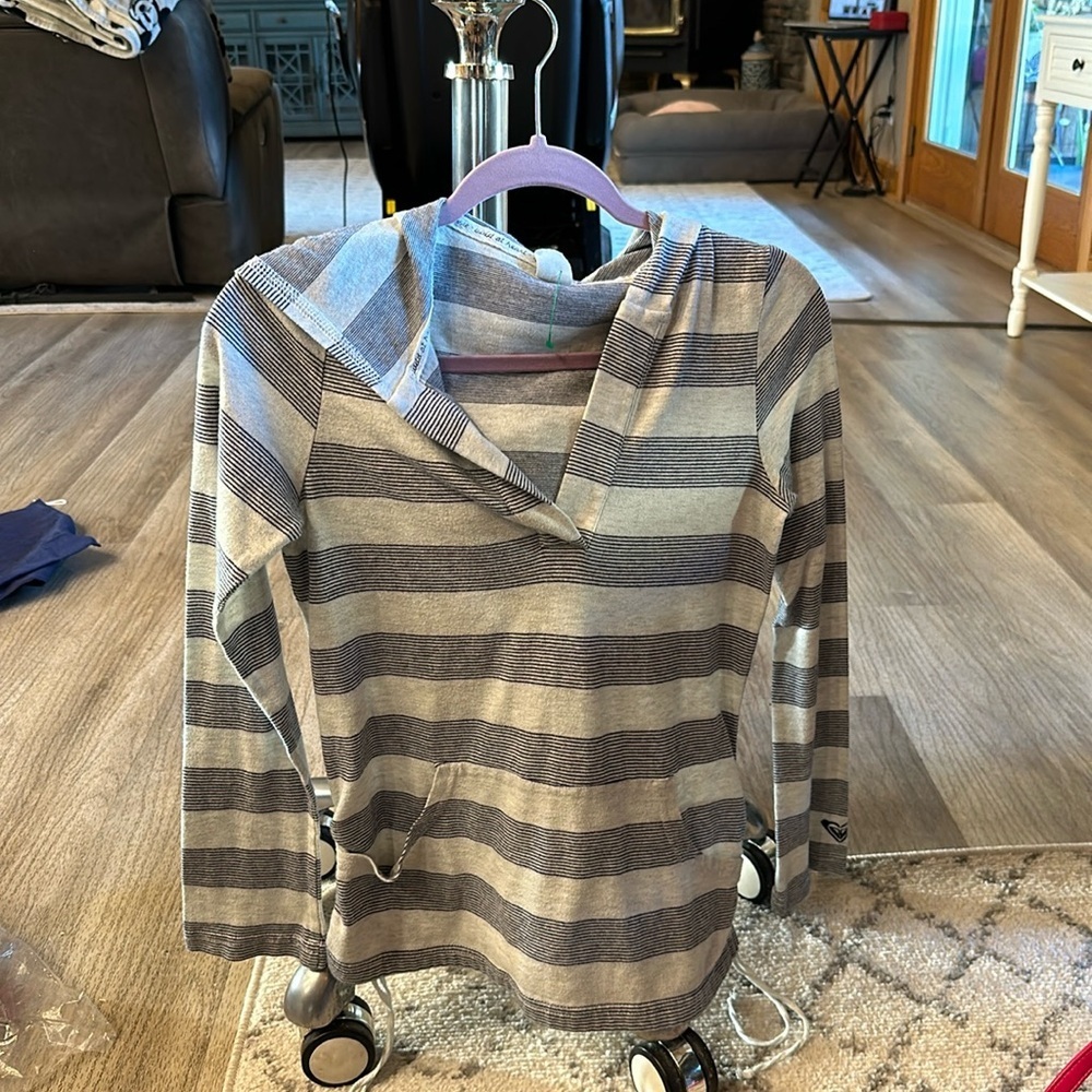 Roxy grey/dark blue stripes long sleeve,hood, pouch thin long sleeve size md